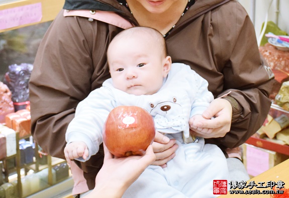 剃胎毛、滿月剃頭、嬰兒剃頭、嬰兒理髮、嬰兒剃髮、嬰兒剃胎毛、嬰兒滿月剃頭、寶寶剃頭、剃胎毛儀式、剃胎毛吉祥話、滿月剃頭儀式、滿月剃頭吉祥話、寶寶剃胎毛、寶寶滿月剃頭理髮、新北永和區剃胎毛、新北永和區滿月剃頭、新北永和區嬰兒剃頭剃胎毛、新北永和區嬰兒理髮、新北永和區嬰兒剃髮、王寶寶(新北永和區嬰兒寶寶滿月剃頭理髮、免費嬰兒剃胎毛儀式吉祥話)。中國風會場，爸媽寶貝免費穿「日中韓」古裝禮服。專業拍照、DVD光碟、證書。★購買「臍帶章、肚臍章、胎毛筆刷印章」贈送：剃頭、收涎、抓周，三選一。2016.01.03 照片8